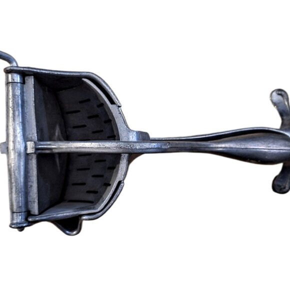 Vintage 1940s Wear Ever Cast Aluminum Hand Press Citrus Juicer w/ Strainer - Picture 2 of 7